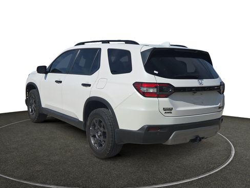 Used 2025 Honda Pilot TrailSport image 3