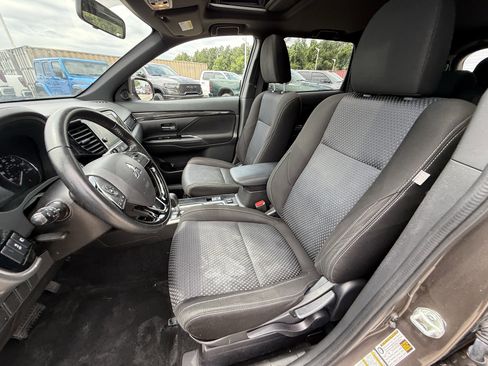 Used 2018 Mitsubishi Outlander ES AWD/4WD image 29