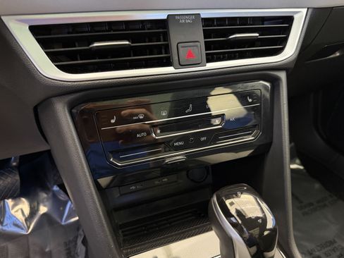 Certified 2025 Volkswagen Taos SE w/ Panoramic Sunroof Package FWD image 20