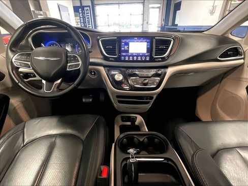Used 2018 Chrysler Pacifica Touring-L FWD image 22
