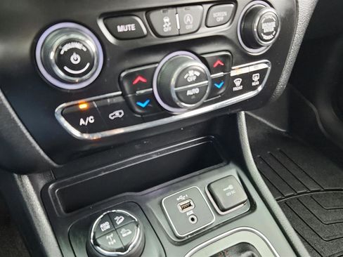 Used 2019 Jeep Cherokee Trailhawk AWD/4WD image 38