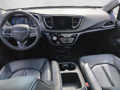 Used 2025 Chrysler Pacifica Select image 11