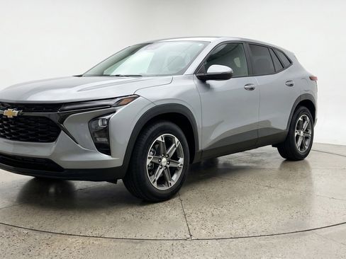 Used 2025 Chevrolet Blazer LT FWD image 3