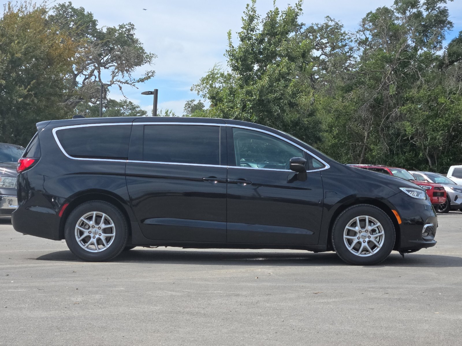 Used 2023 Chrysler Pacifica Touring-L FWD image 6