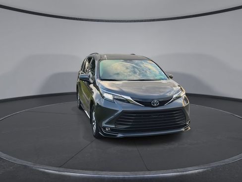 Used 2025 Toyota Sienna XLE FWD image 3