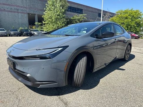 Used 2024 Toyota Prius LE FWD image 3