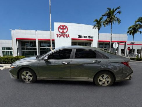 Used 2024 Hyundai Elantra SE FWD image 4