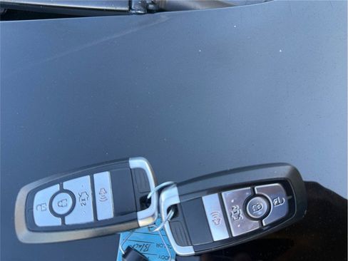 Used 2019 Ford Fusion SE image 2