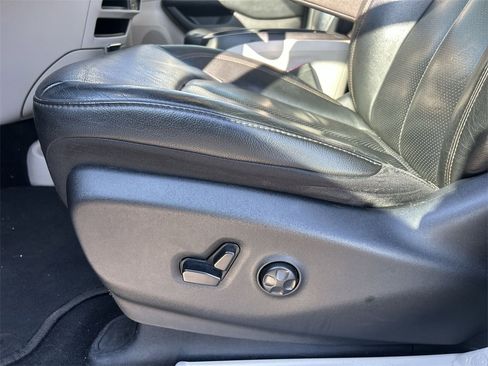 Used 2020 Chrysler Pacifica Touring-L image 18