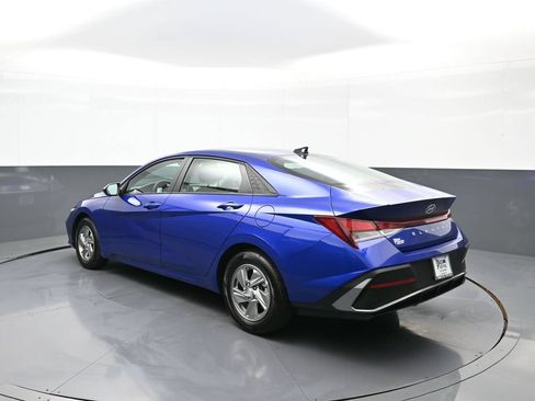 Certified 2025 Hyundai Elantra SE w/ Cargo Package FWD image 8