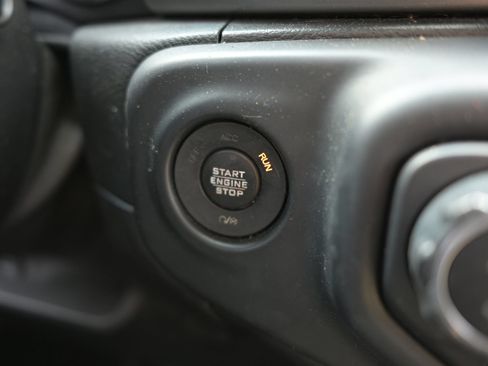 Used 2018 Jeep Wrangler Unlimited Sahara AWD/4WD image 30