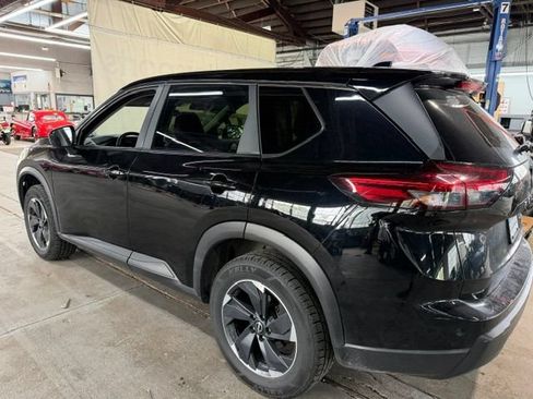 Used 2024 Nissan Rogue SV AWD/4WD image 2