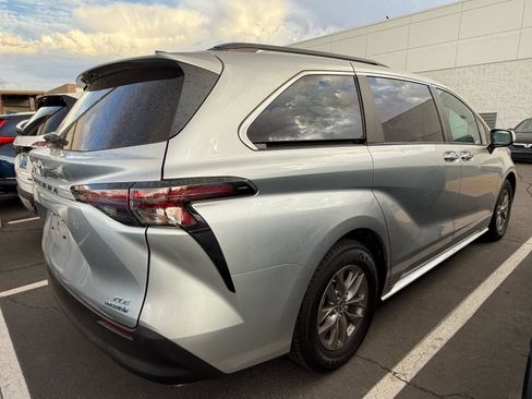 Used 2024 Toyota Sienna XLE FWD image 4