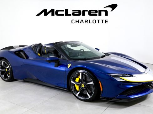 Used 2022 Ferrari SF90 Spider image 2