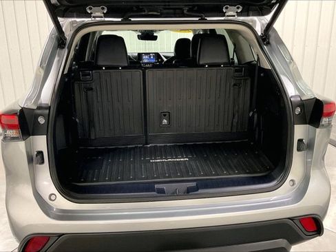Used 2022 Toyota Highlander XLE AWD/4WD image 39
