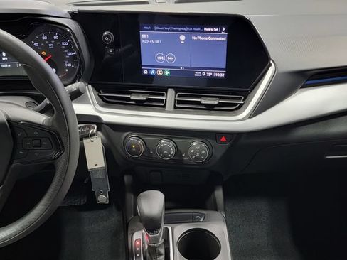 Used 2024 Chevrolet Trax LS w/ LS Convenience Package FWD image 18