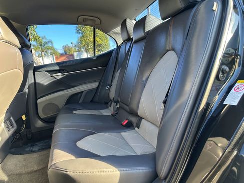 Used 2018 Toyota Camry XLE image 8