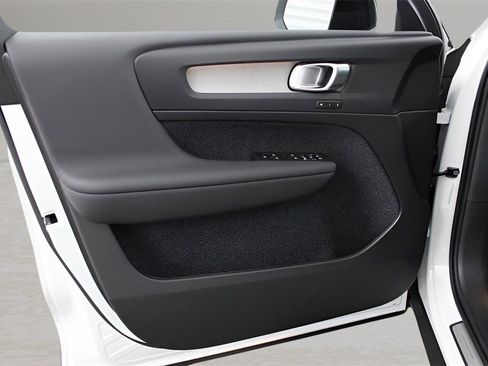 New 2025 Volvo XC40 B5 Plus image 27