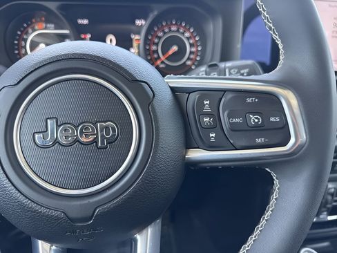 Used 2025 Jeep Wrangler Sahara image 14