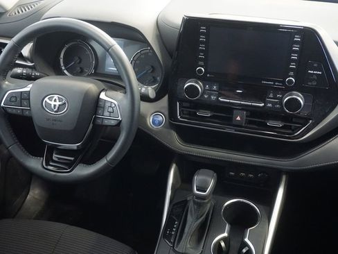 Used 2021 Toyota Highlander LE AWD/4WD image 26