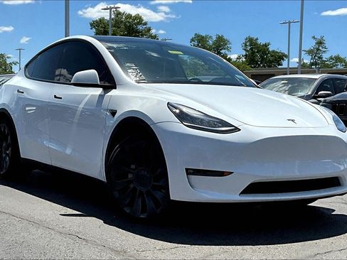Used 2022 Tesla Model Y Long Range AWD/4WD image 3
