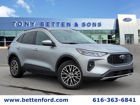 Used 2024 Ford Escape SE w/ Class II Trailer Tow Package FWD image 1