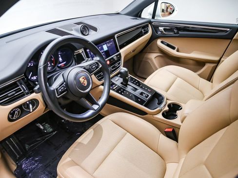 Certified 2023 Porsche Macan AWD/4WD image 4