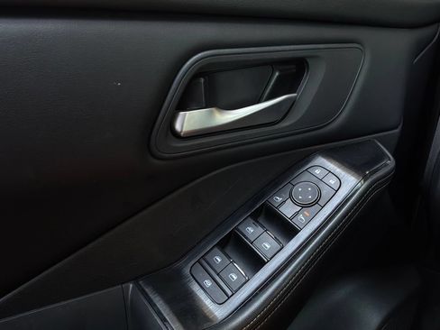 Used 2025 Nissan Rogue SV AWD/4WD image 23