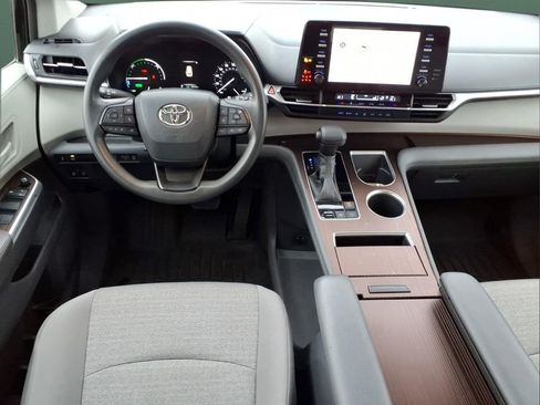 Used 2022 Toyota Sienna LE image 9