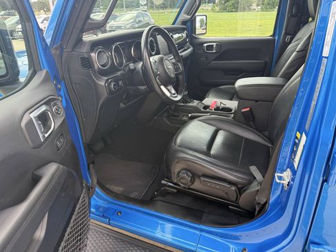 Used 2023 Jeep Wrangler Unlimited Sahara AWD/4WD image 5