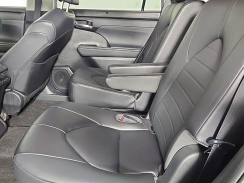 Used 2023 Toyota Highlander XLE image 19