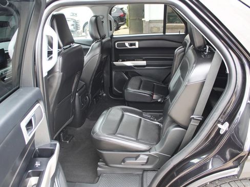 Used 2023 Ford Explorer XLT image 10