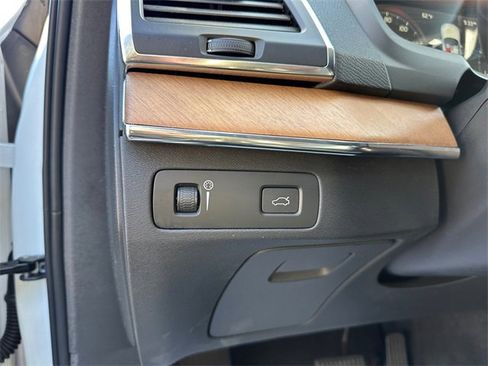 Used 2021 Volvo XC90 T6 Momentum w/ Climate Package image 22