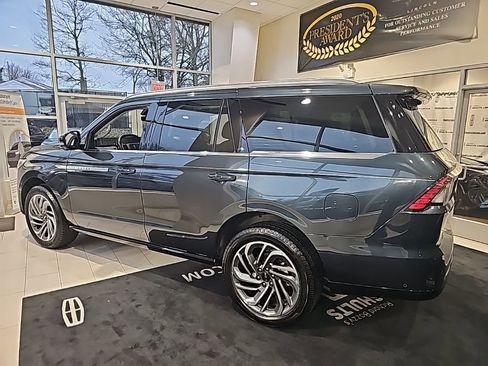 New 2025 Lincoln Navigator Reserve image 3