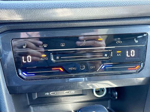 Used 2022 Volkswagen Tiguan SE w/ Panoramic Sunroof Package image 15