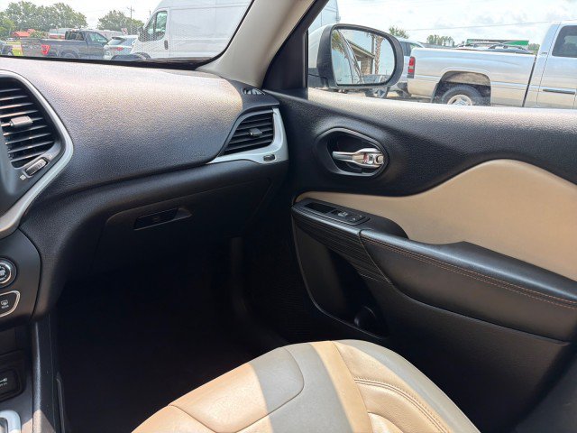 Used 2017 Jeep Cherokee Limited FWD image 19