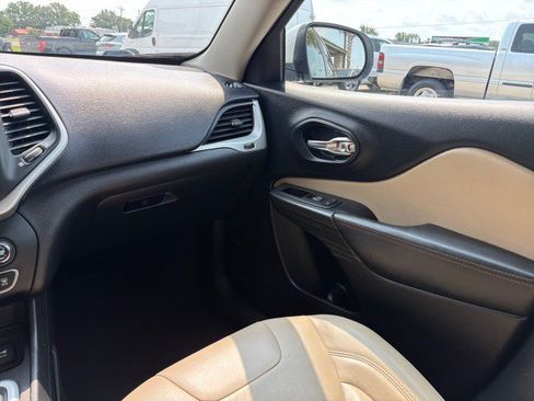 Used 2017 Jeep Cherokee Limited FWD image 19