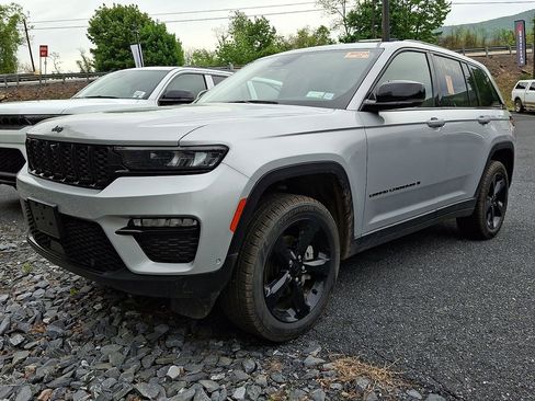 Used 2023 Jeep Grand Cherokee Limited w/ Luxury Tech Group II AWD/4WD image 3