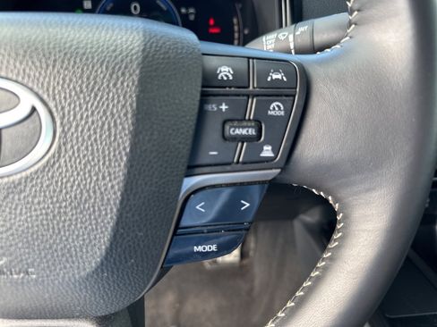 Used 2025 Toyota Camry SE image 14