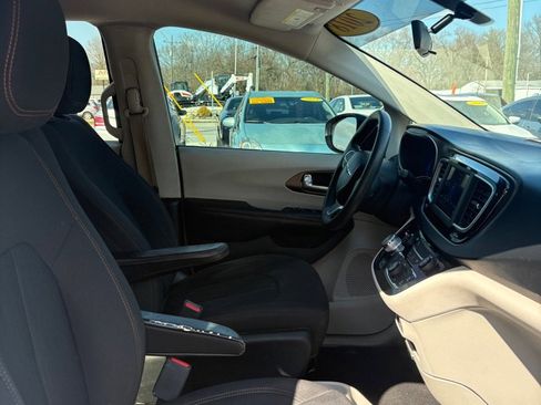 Used 2018 Chrysler Pacifica L FWD image 16