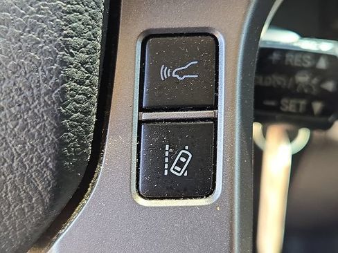 Used 2019 Toyota Tacoma SR5 AWD/4WD image 9