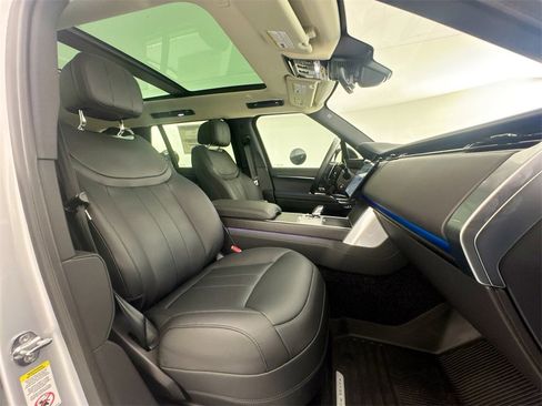 New 2025 Land Rover Range Rover Long Wheelbase SE image 28