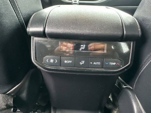 Used 2023 Toyota Highlander XLE AWD/4WD image 18