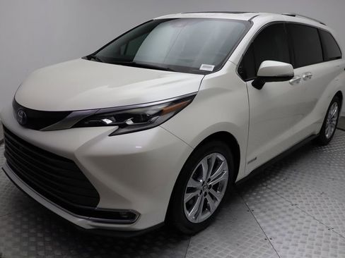 Certified 2021 Toyota Sienna Platinum image 2