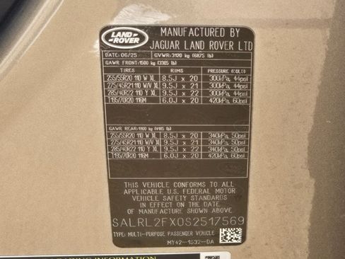 Used 2025 Land Rover Discovery Dynamic SE AWD/4WD image 25
