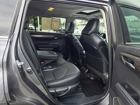 Used 2023 Toyota Highlander Limited image 14