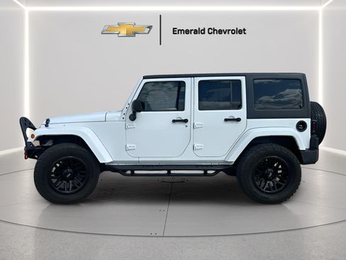 Used 2015 Jeep Wrangler Unlimited Sahara w/ Connectivity Group AWD/4WD image 3