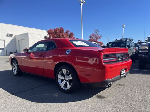 Used 2022 Dodge Challenger SXT image 5