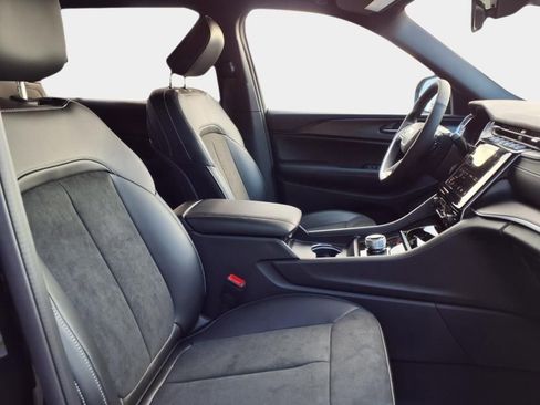 New 2025 Jeep Grand Cherokee L Altitude image 19