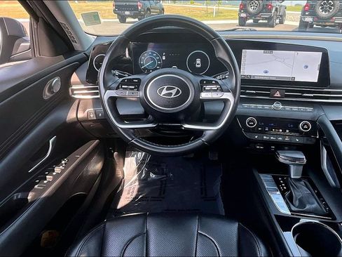 Used 2025 Hyundai Elantra Limited FWD image 5